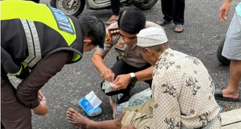 Luar Biasa Aksi Spontan Kapolresta Banyuwangi Bantu Lansia Kecelakaan di Jalan Raya Kabat